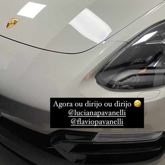 Flavia Pavanelli ganha Porsche dos pais de Natal