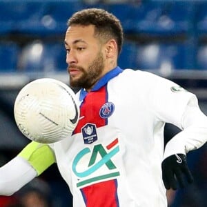 Neymar sofre lesão e anuncia pausa temporária no futebol