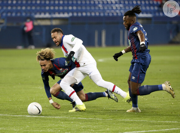 Neymar sofreu uma lesão no músculo adutor da coxa esquerda em jogo do PSG contra o Caen