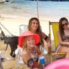 Anitta curte praia com Lipe Ribeiro, Nicole Bahls, Gabi Lopes e Sarah Fonseca