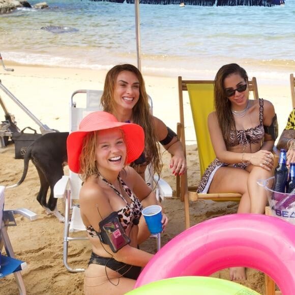 Anitta curte praia com Lipe Ribeiro, Nicole Bahls, Gabi Lopes e Sarah Fonseca