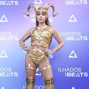 Anitta usa look exclusivo Colcci para show no 'Ilhados com Beats'
