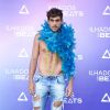Felipe Roque posa sem camisa no 'Ilhados com Beats'
