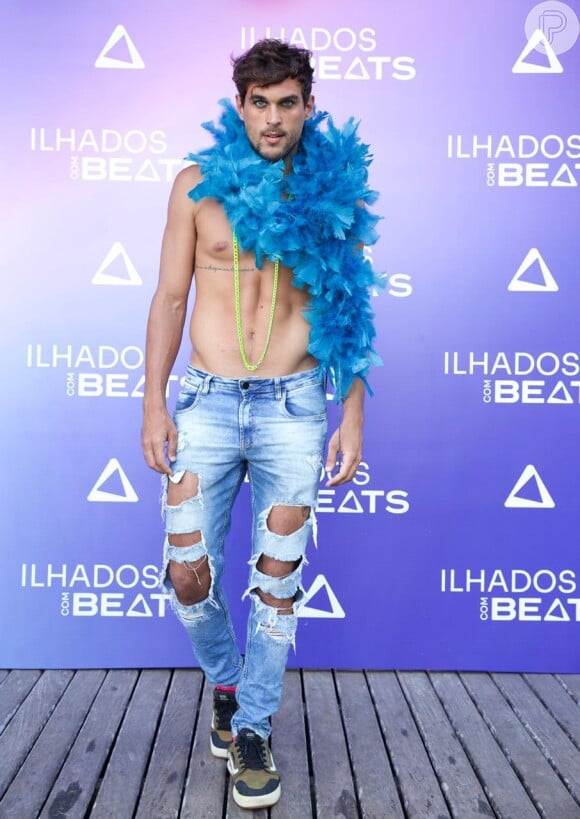 Felipe Roque posa sem camisa no 'Ilhados com Beats'