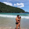 Carol Dias e o marido, Kaká, estão curtindo dias de folga no litoral
