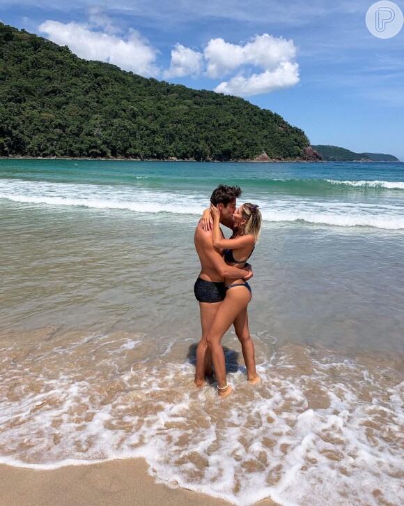 Carol Dias e o marido, Kaká, estão curtindo dias de folga no litoral