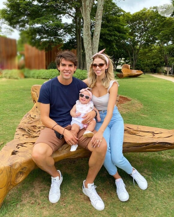 Carol Dias posou com o marido, Kaká, e a filha do casal em foto que encantou os internautas: 'Teca estilosa'