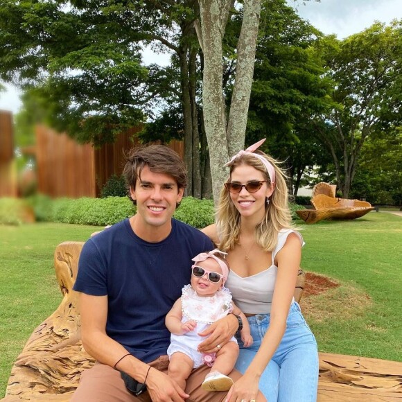 Carol Dias posou com o marido, Kaká, e a filha do casal em foto que encantou os internautas: 'Teca estilosa'