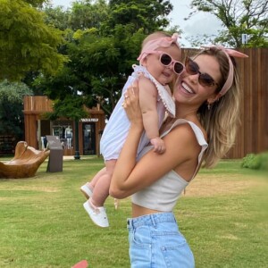 Mulher e filha de Kaká, Carol Dias e Esther combinam look em foto