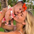 Carol Dias e a filha de 4 meses, Esther, combinam acessório e encantam web: 'Fofura'