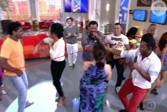 Fátima Bernardes passou pela cordinha duas vezes ao som da música 'Dança da cordinha' no 'Encontro'