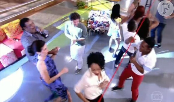 Fátima Bernardes faz coreografia da 'Dança da cordinha' no 'Encontro' ao lado do É o Tchan