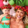 Ana Paula Siebert e a filha, Vicky, combinaram look em festa de 9 meses da menina, caçula de Roberto Justus