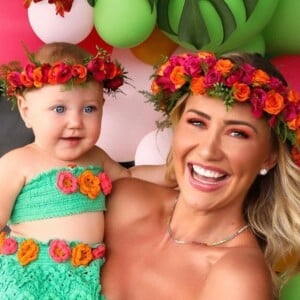 Ana Paula Siebert e a filha, Vicky, combinaram look em festa de 9 meses da menina, caçula de Roberto Justus