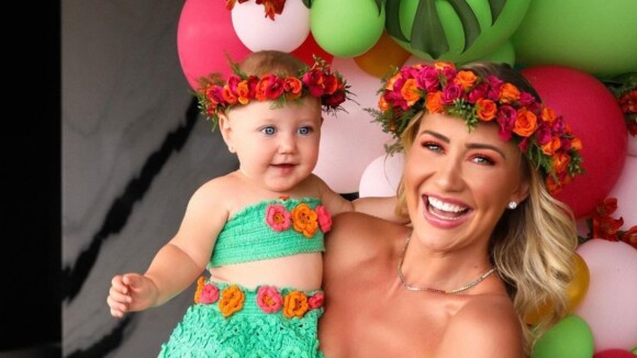 Ana Paula Siebert e Vicky se fantasiam de havaianas em festa de 9 meses da menina. Fotos!