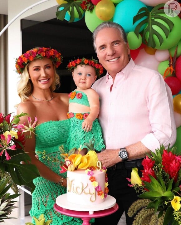 Ana Paula Siebert e a filha, Vicky, usaram looks de havaiana em festa de 9 meses da menina, caçula de Roberto Justus