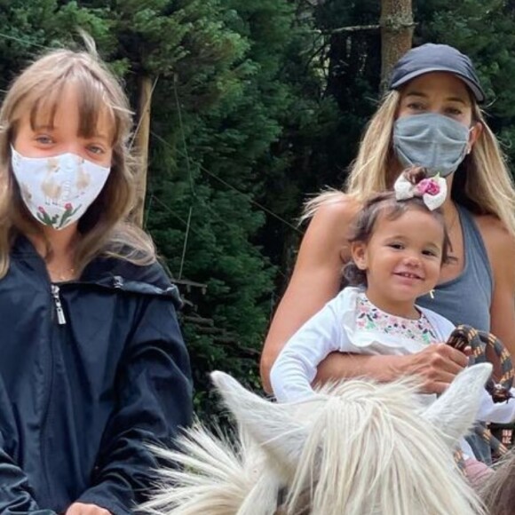 Ticiane Pinheiro rebateu crítica após a filha Manuella não usar máscara em passeio