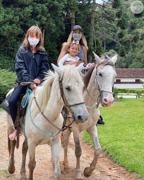 Ticiane Pinheiro foi criticada após a filha Manuella não usar máscara em passeio. 'Ela ainda não tem dois anos. Os pediatras falam que só pode usar a máscara com dois anos!', respondeu a apresentadora