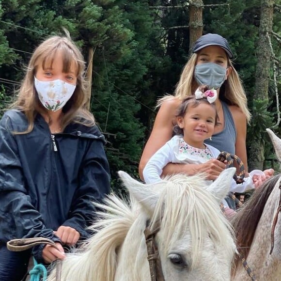 Ticiane Pinheiro foi criticada após a filha Manuella não usar máscara em passeio. 'Ela ainda não tem dois anos. Os pediatras falam que só pode usar a máscara com dois anos!', respondeu a apresentadora