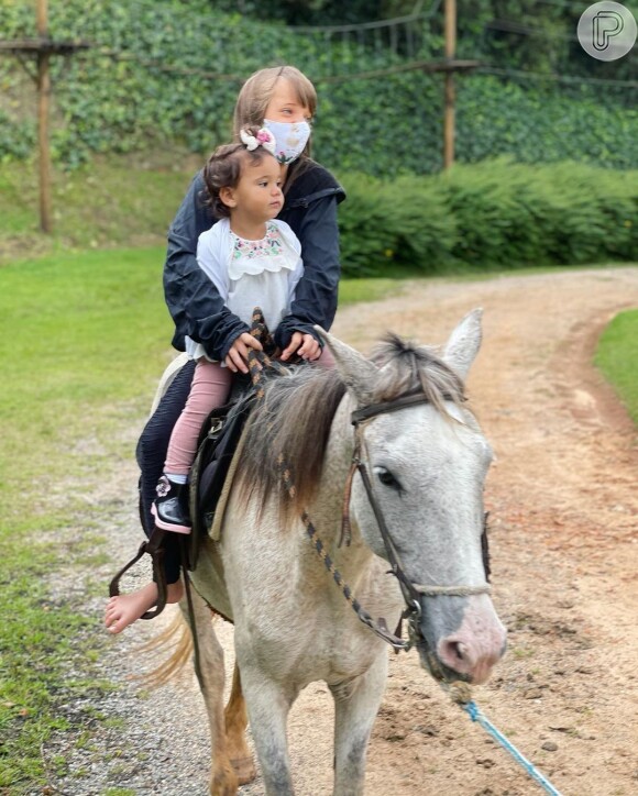 Filhas de Ticiane Pinheiro, Rafaella e Manuella se divertiram em cavalgada