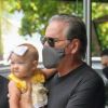 Roberto Justus deu colo para a filha caçula, Vicky, de 9 meses, ao deixar hotel do Rio de Janeiro em 19 de fevereiro de 2021