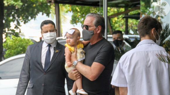 Roberto Justus deu colo para a filha caçula, Vicky, de 9 meses, ao deixar hotel do Rio de Janeiro em 19 de fevereiro de 2021