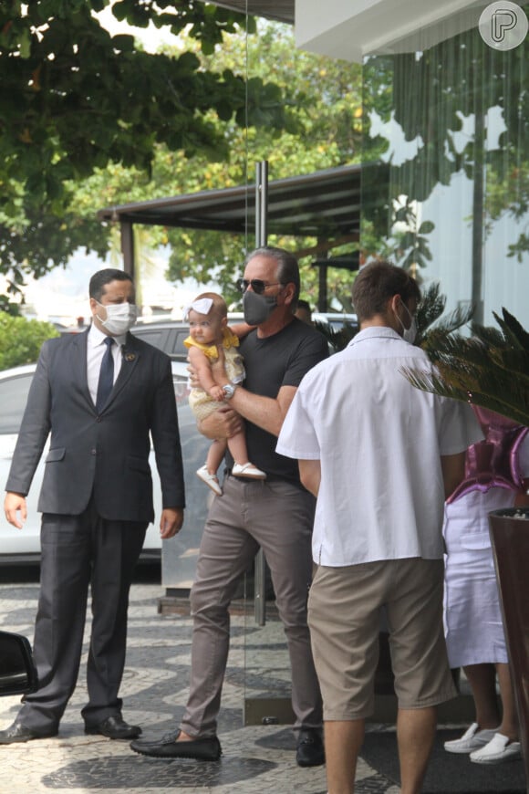 Roberto Justus não dispensou a máscara de proteção ao sair de hotel com a filha caçula, Vicky