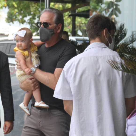 Roberto Justus não dispensou a máscara de proteção ao sair de hotel com a filha caçula, Vicky