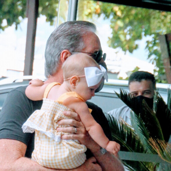 Filha de Roberto Justus e Ana Paula Siebert, Vicky esbanjou fofura no colo do pai