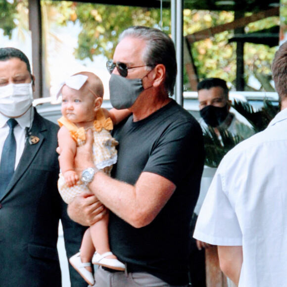 Filha de Roberto Justus roubou a cena ao deixar hotel do Rio nos braços do pai