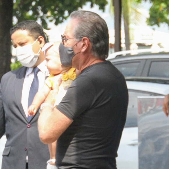 Roberto Justus e a mulher, Ana Paula Siebert, comemoraram os 33 anos da influencer com a filha, Vicky, em hotel do Rio