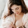 Sabrina Petraglia contou que faz estoque de leite para a filha, Maya: 'E resolvi espaçar as mamadas de três em três horas'