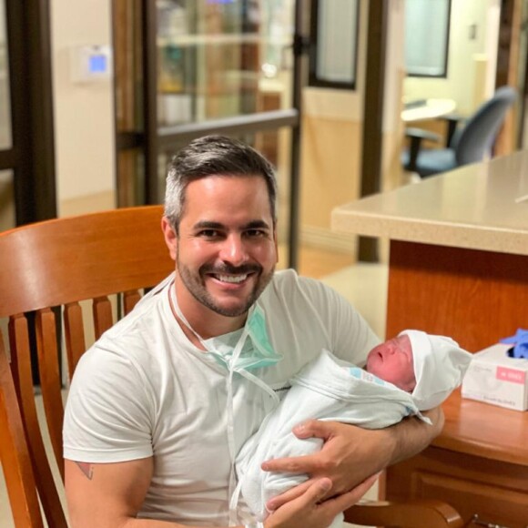 Simaria cita emoção ao conhecer filha de Simone