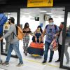 Isis Valverde e família voltaram ao Rio de Janeiro após dias de férias em Noronha