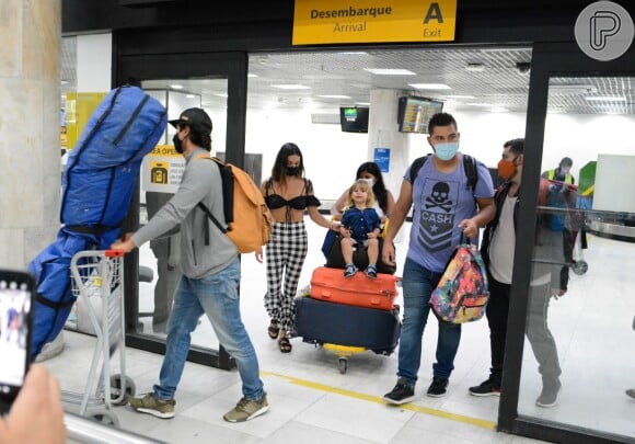 Isis Valverde e família voltaram ao Rio de Janeiro após dias de férias em Noronha