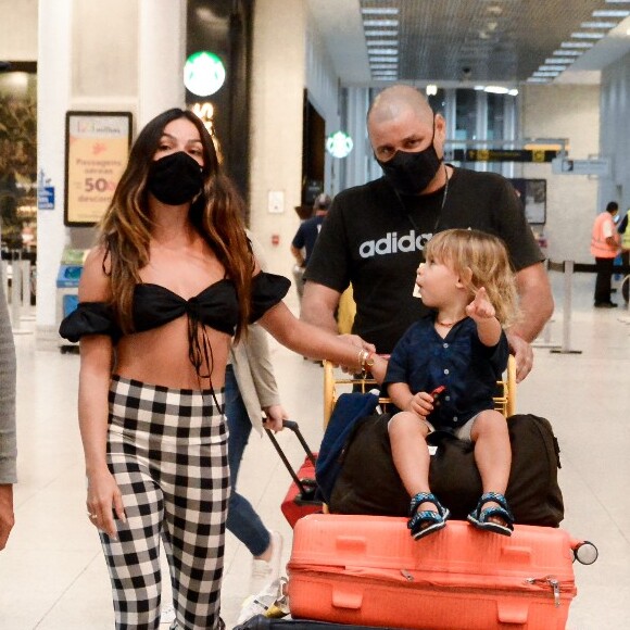 Filho de Isis Valverde percebeu paparazzo e acenou