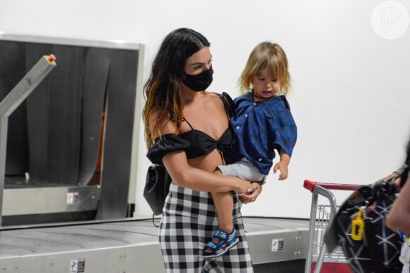 Isis Valverde desembarcou com família no Rio de Janeiro após viagem a Fernando de Noronha