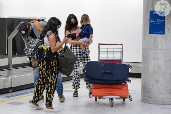 Isis Valverde voltou ao Rio após viagem a Noronha com família