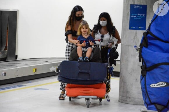 Filho de Isis Valverde ficou animado em aeroporto