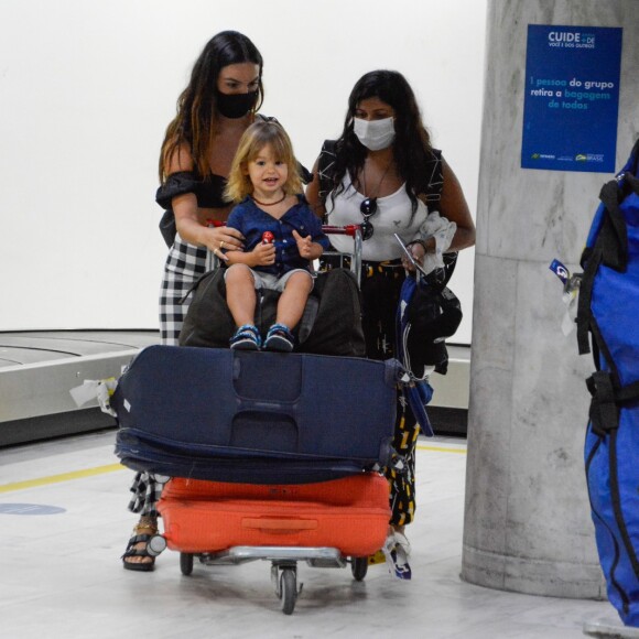 Filho de Isis Valverde ficou animado em aeroporto