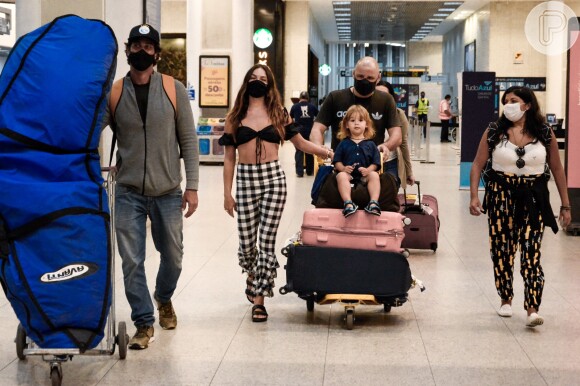 Isis Valverde usou top preto, calça com babados e rasteirinha em aerolook