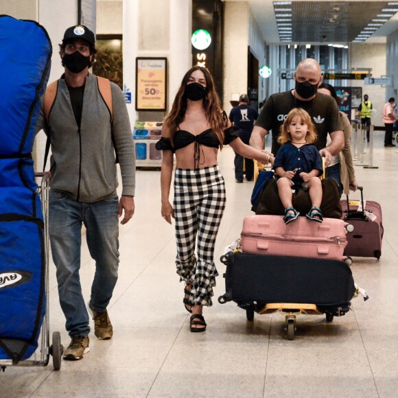 Isis Valverde usou top preto, calça com babados e rasteirinha em aerolook