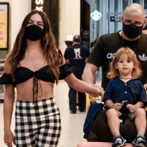 Rael viajante! Filho de Isis Valverde esbanja fofura em aeroporto com família. Fotos!