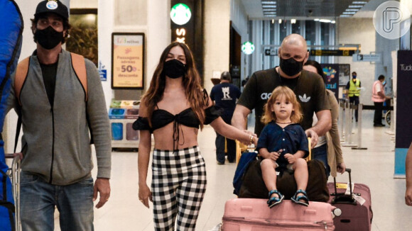 Rael viajante! Filho de Isis Valverde esbanja fofura em aeroporto com família. Fotos!