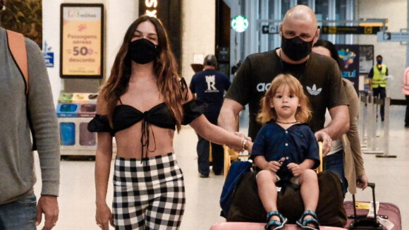 Rael viajante! Filho de Isis Valverde esbanja fofura em aeroporto com família. Fotos!