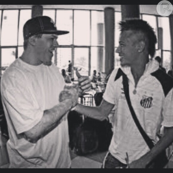 Neymar postou uma foto de um encontro com Chorão, vocalista da banda Charlie Brown Jr, morto nesta quarta-feira, em 6 de março de 2013
