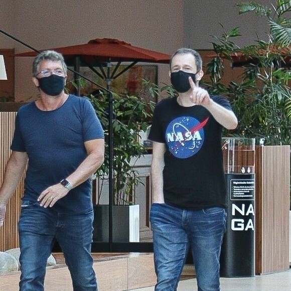 Tiago Leifert acena para paparazzo ao deixar restaurante em shopping
