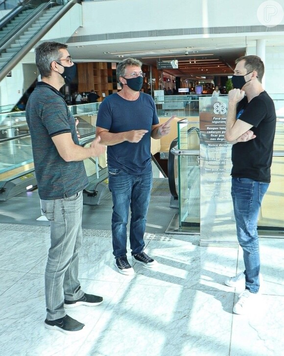 Tiago Leifert, Boninho e Rodrigo Dourado ficaram conversando no shopping