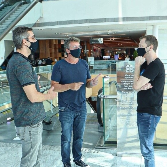 Tiago Leifert, Boninho e Rodrigo Dourado ficaram conversando no shopping