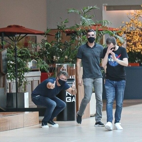 Tiago Leifert e Boninho fizeram poses divertidas ao perceberem presença de paparazzo